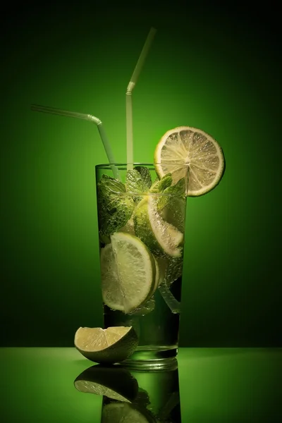 新鲜如 Mojito 鸡尾酒在绿色背景 — 图库照片