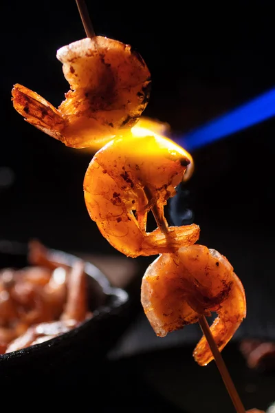 Tři krevety na tyčce vařené modré plyn, close-up — Stock fotografie