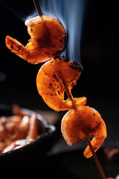 Tři grilované krevety na špejli — Stock fotografie