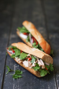 İki ton balıklı sandviç koyu ahşap arka plan üzerinde