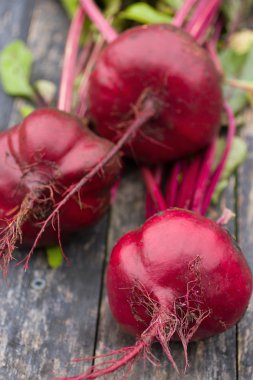 Ahşap masa üzerinde üç kırmızı pancar