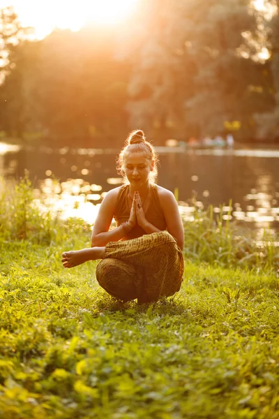 Mulher Yoga exercícios ao ar livre — Fotografia de Stock