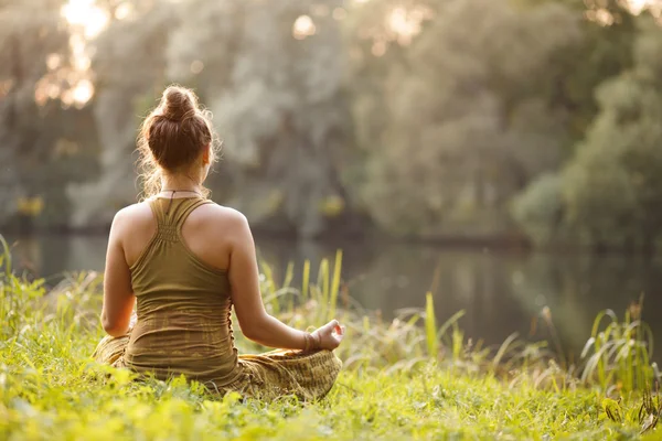 Mujer ejercicios de yoga al aire libre —  Fotos de Stock