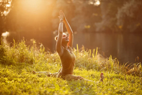 Mulher Yoga exercícios ao ar livre — Fotografia de Stock