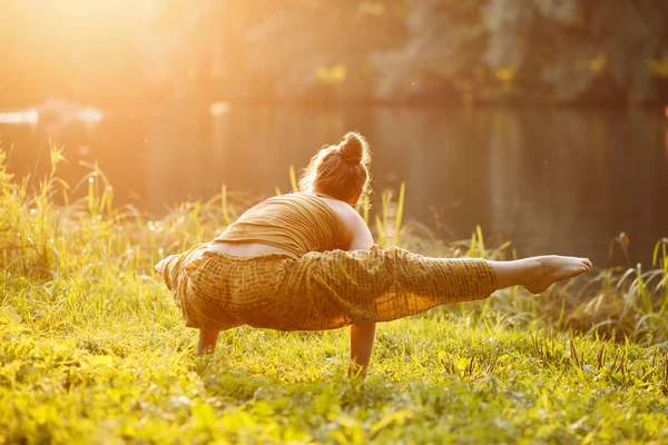 Vrouw Yoga-oefeningen buiten — Stockfoto