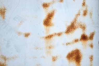 Beyaz metal arka plan üzerinde pas