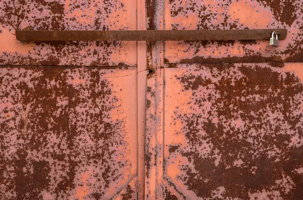 Puerta metálica cerrada con fondo de textura candado —  Fotos de Stock