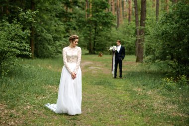Gelin ve damat ormanda