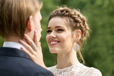 Gelin Damat çehresini bir el dokunuyor