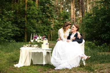 Gelin ve damat ormanda