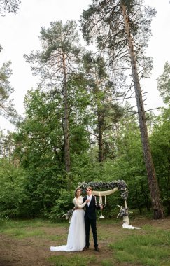 Gelin ve damat ormanda