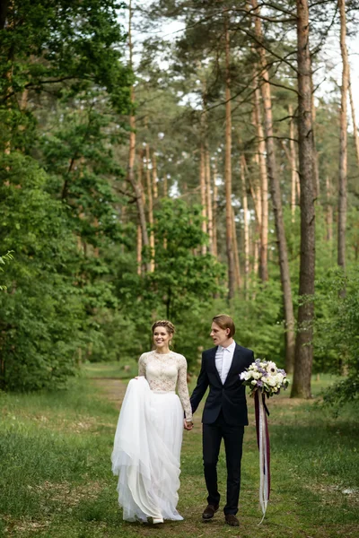 Nevěsta a ženich v lese — Stock fotografie