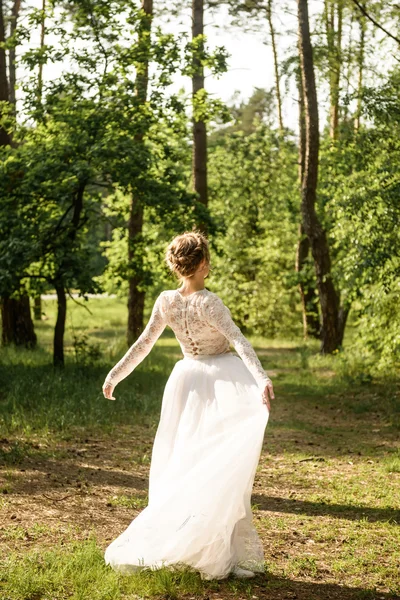 La novia camina en el parque — Foto de Stock