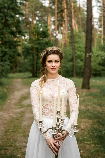 Una joven en el bosque con el candelero — Foto de Stock