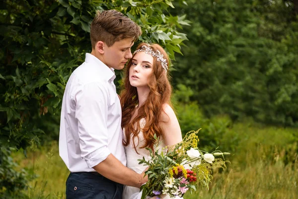 Noiva elegante e noivo posando juntos ao ar livre em um dia de casamento — Fotografia de Stock