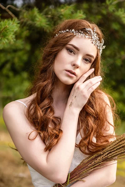 Kızıl saçlı genç kız ormanda. Parkta gelin portresi. Hippi kız