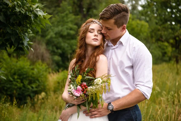 Noiva elegante e noivo posando juntos ao ar livre em um dia de casamento — Fotografia de Stock