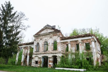 terk edilmiş eski bir bina kalıntıları