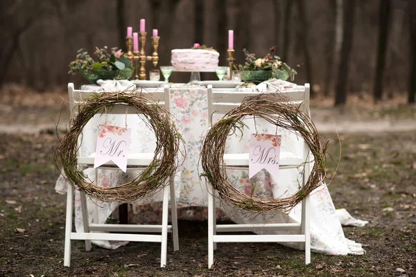 Hochzeitstisch im Wald. Accessoires am Hochzeitstisch. Nahaufnahme — Stockfoto