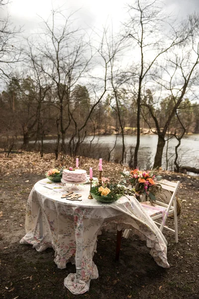 Hochzeitstisch im Wald. Accessoires am Hochzeitstisch. Nahaufnahme — Stockfoto