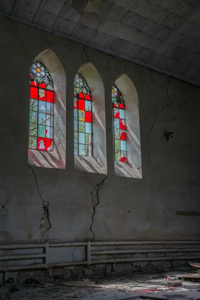Janela de vidro manchado no antigo edifício abandonado — Fotografia de Stock
