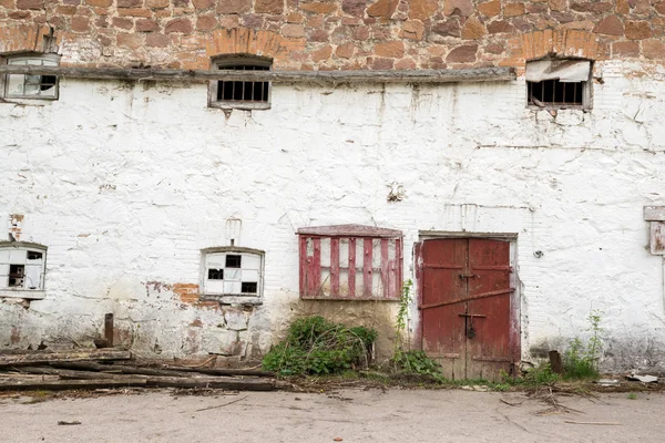 Zeď s červenými dveřmi a oknem — Stock fotografie