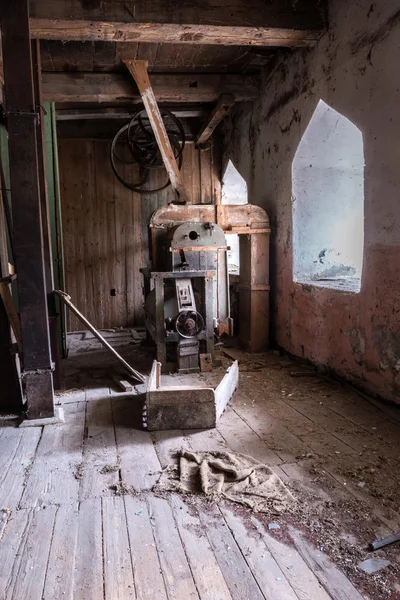 Vista interior de um moinho de água abandonado — Fotografia de Stock