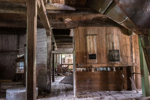 Vista interior de um moinho de água abandonado — Fotografia de Stock