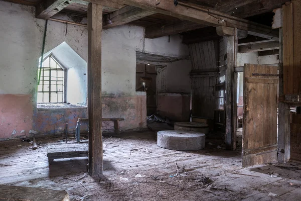 Vista interior de um moinho de água abandonado — Fotografia de Stock