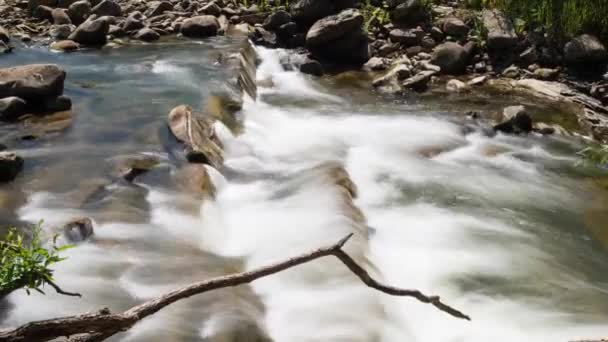 Fluss fließt über Felsen in dieser schönen Szene 4k. Natur eine Ruhe und Frieden. hohe felsige Berge. statischer Zeitraffer, 4k-Zeitraffer, dynamisches Vergrößern des Zeitrahmens — Stockvideo