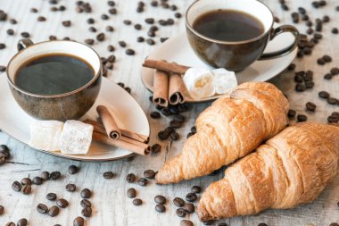 Kahve taneleri, kruvasan, Lokum ve tarçın ile ahşap arka plan üzerinde sopa