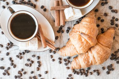 Kahve taneleri, kruvasan, Lokum ve tarçın ile ahşap arka plan üzerinde sopa