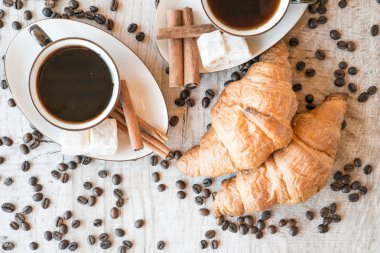 Kahve taneleri, kruvasan, Lokum ve tarçın ile ahşap arka plan üzerinde sopa