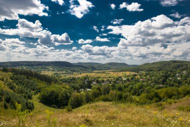 Güzel mavi gökyüzü ve rock Karpat Dağları yüksekte. Karpat manzarada güzel Dağları. 