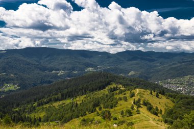 Güzel mavi gökyüzü ve rock Karpat Dağları yüksekte. Karpat manzarada güzel Dağları. 