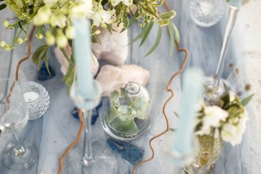 Düğün masa aksesuarları. Yakın çekim. Sahilde düğün masa aksesuarları. gün batımında düğün masa aksesuarları 