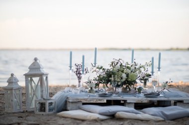 Düğün masa aksesuarları. Yakın çekim. Sahilde düğün masa aksesuarları. gün batımında düğün masa aksesuarları