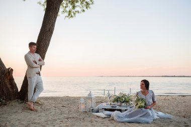 gün batımında sahilde genç Çift