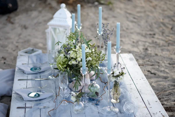 Accessoires am Hochzeitstisch. Nahaufnahme. Accessoires am Hochzeitstisch am Strand. Accessoires am Hochzeitstisch bei Sonnenuntergang — Stockfoto