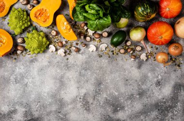 Balkabağı, taze sebze ve şifalı otlardan oluşan bir sınır. Kopyalama alanı olan üst görünüm.