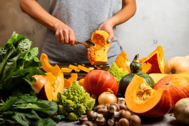 Kadın eli mutfakta kabak soyar. Vejetaryen sağlıklı gıda konsepti. yakın plan