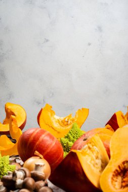 Balkabağı parçaları masada, mesaj için yer var..