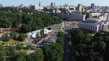 KYIV, UKRAINE - 27 Haziran 2020: Avrupa Meydanı ve Kiev hava manzaralı Hotel Dnipro.