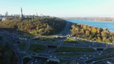 Ukrayna 'nın başkenti Kiev' de türbin trafiği kesişiyor. Şehir trafik hava görüntüsü.