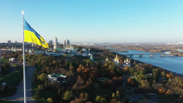 Vista panorâmica de Kiev Pechersk Lavra no outono. Vista geral da cidade e do rio Dnipro. — Vídeo de Stock