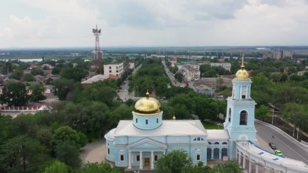 教会の近くのイズメール市内中心ウクライナ航空ビュー. — ストック動画