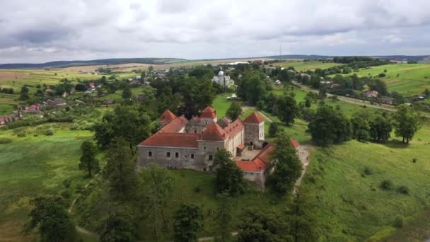 Svirzhsky hrad v zataženo den Ukrajina letecký pohled. — Stock video