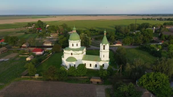 Grecki kościół prawosławny. Kościół Trzech Świętych w Lemeshi z lotu ptaka. — Wideo stockowe