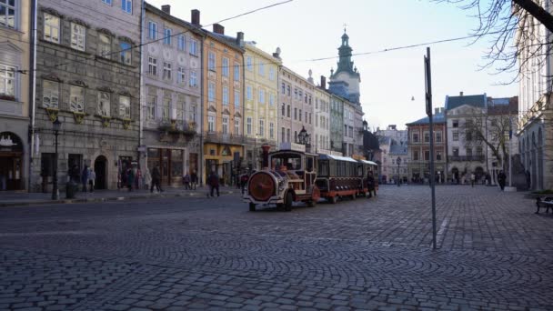 UKRAINE, LVIV, NOVEMBER 25, 2020: Market square in Lviv. Sightseeing train in Lviv — Stock Video