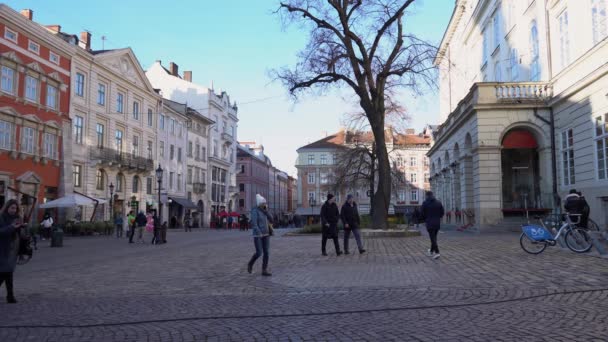 UKRAINE, LVIV, NOVEMBER 25, 2020: Lviv 격리 시간의 시장 광장 — 비디오